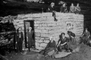 Old Postcard of the Consumption cabins as found in the Mammoth cave at the time